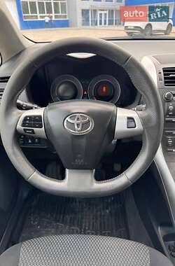 Хетчбек Toyota Auris 2011 в 