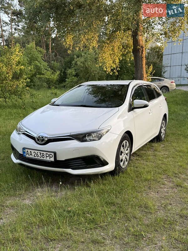 Универсал Toyota Auris 2015 в 