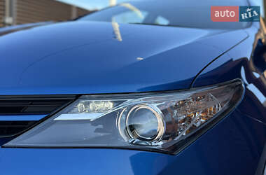 Хэтчбек Toyota Auris 2013 в 