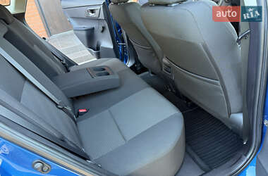 Хэтчбек Toyota Auris 2013 в 