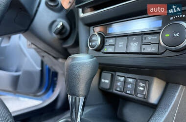 Хэтчбек Toyota Auris 2013 в 