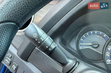 Хэтчбек Toyota Auris 2013 в 
