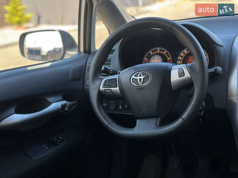 Хэтчбек Toyota Auris 2012 в Одессе