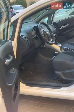 Хетчбек Toyota Auris 2012 в 