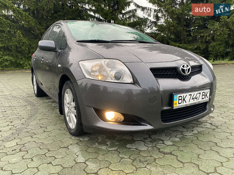 Хетчбек Toyota Auris 2007 в Дубні