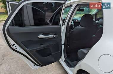 Хэтчбек Toyota Auris 2011 в 