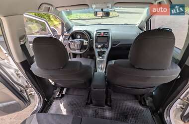 Хэтчбек Toyota Auris 2011 в 