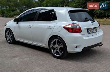 Хэтчбек Toyota Auris 2011 в 