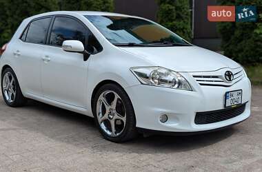 Хэтчбек Toyota Auris 2011 в 