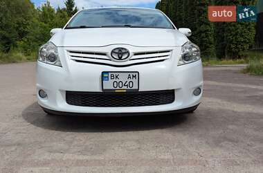 Хэтчбек Toyota Auris 2011 в 