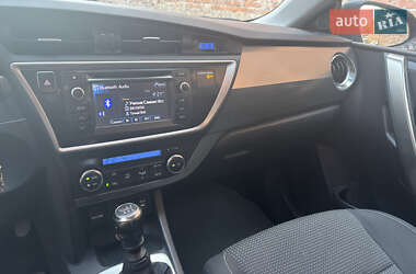 Хэтчбек Toyota Auris 2012 в 
