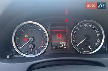 Хэтчбек Toyota Auris 2012 в 