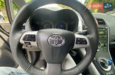 Хэтчбек Toyota Auris 2011 в 