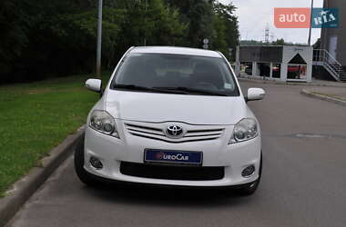 Хэтчбек Toyota Auris 2011 в 