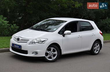 Хэтчбек Toyota Auris 2011 в 