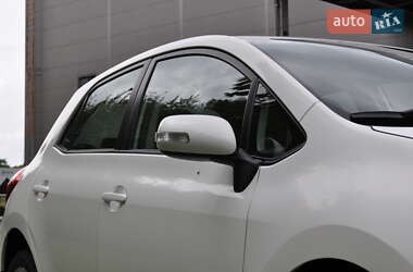 Хэтчбек Toyota Auris 2011 в 