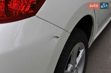 Хэтчбек Toyota Auris 2011 в 