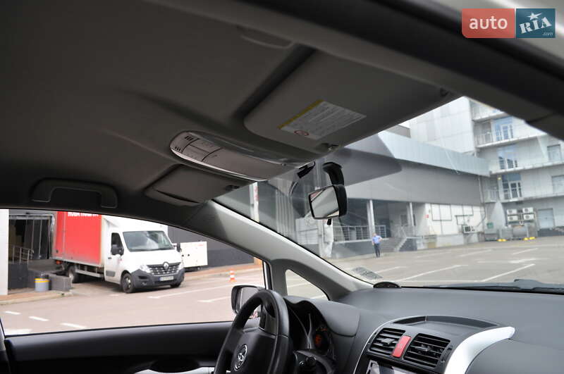 Хэтчбек Toyota Auris 2011 в Киеве