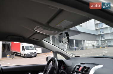 Хэтчбек Toyota Auris 2011 в 