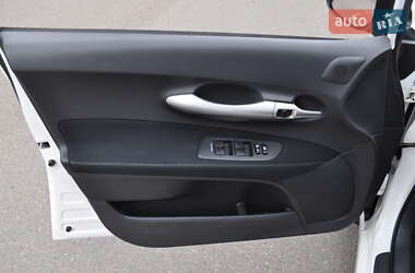 Хэтчбек Toyota Auris 2011 в 