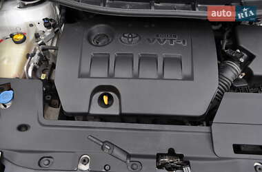 Хэтчбек Toyota Auris 2011 в 