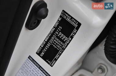 Хэтчбек Toyota Auris 2011 в 