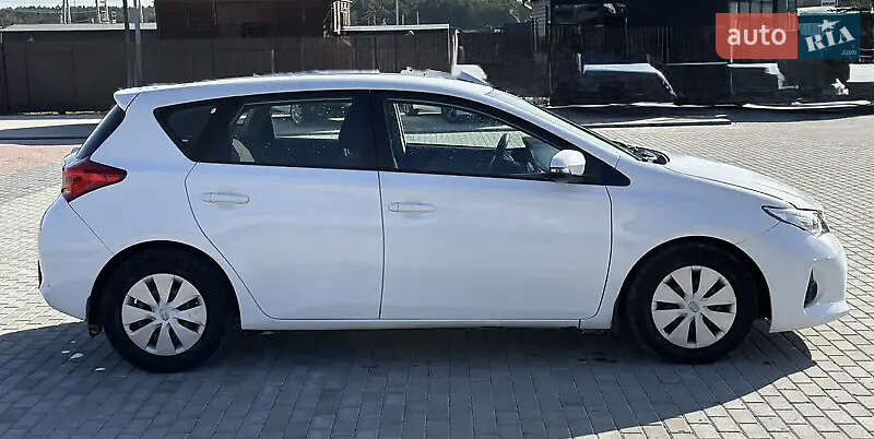 Хэтчбек Toyota Auris 2014 в Львове