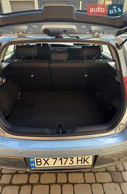 Хэтчбек Toyota Auris 2013 в 