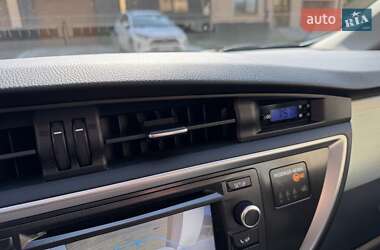 Хэтчбек Toyota Auris 2013 в 