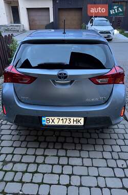 Хэтчбек Toyota Auris 2013 в 