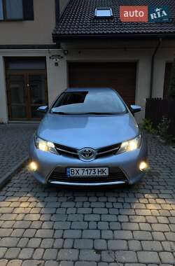 Хэтчбек Toyota Auris 2013 в 