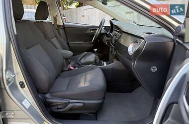 Хэтчбек Toyota Auris 2012 в 
