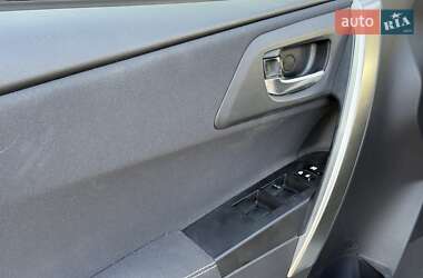 Хэтчбек Toyota Auris 2012 в 