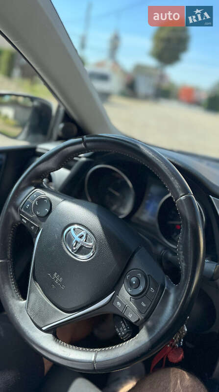 Хетчбек Toyota Auris 2016 в Чернівцях