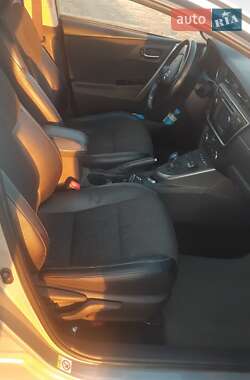 Хэтчбек Toyota Auris 2014 в 