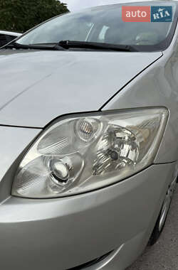 Хэтчбек Toyota Auris 2007 в 