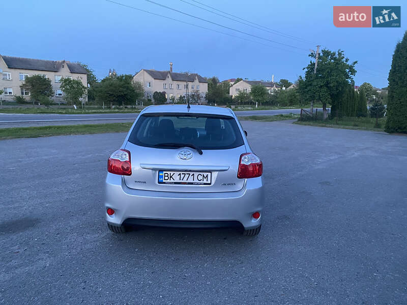 Хэтчбек Toyota Auris 2010 в Киеве