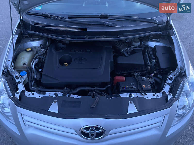 Хэтчбек Toyota Auris 2010 в Киеве