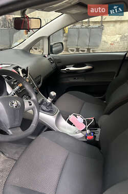 Хэтчбек Toyota Auris 2010 в 