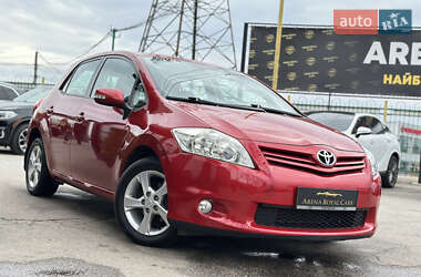 Хэтчбек Toyota Auris 2010 в 