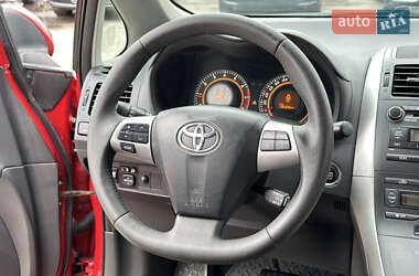 Хэтчбек Toyota Auris 2010 в 