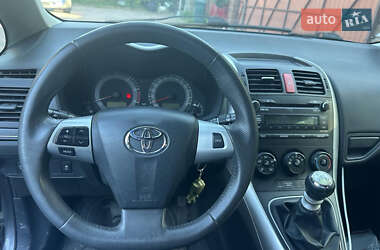 Хэтчбек Toyota Auris 2010 в 