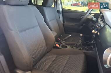 Хэтчбек Toyota Auris 2013 в 