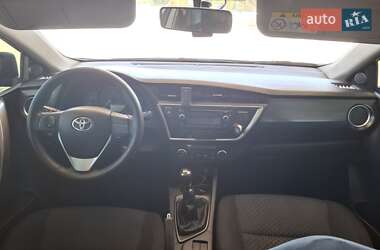 Хэтчбек Toyota Auris 2013 в 