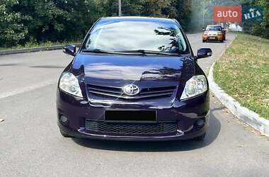 Хэтчбек Toyota Auris 2011 в 