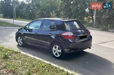 Хэтчбек Toyota Auris 2011 в 