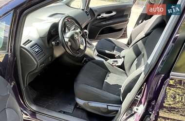 Хэтчбек Toyota Auris 2011 в 