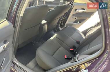 Хэтчбек Toyota Auris 2011 в 