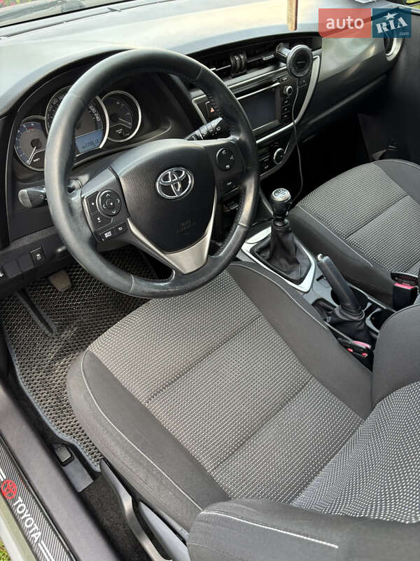 Универсал Toyota Auris 2014 в Новояворовске фото 11 Универсал Toyota Auris 2014 в Новояворовске