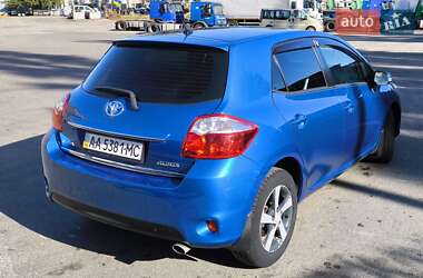 Хэтчбек Toyota Auris 2011 в 